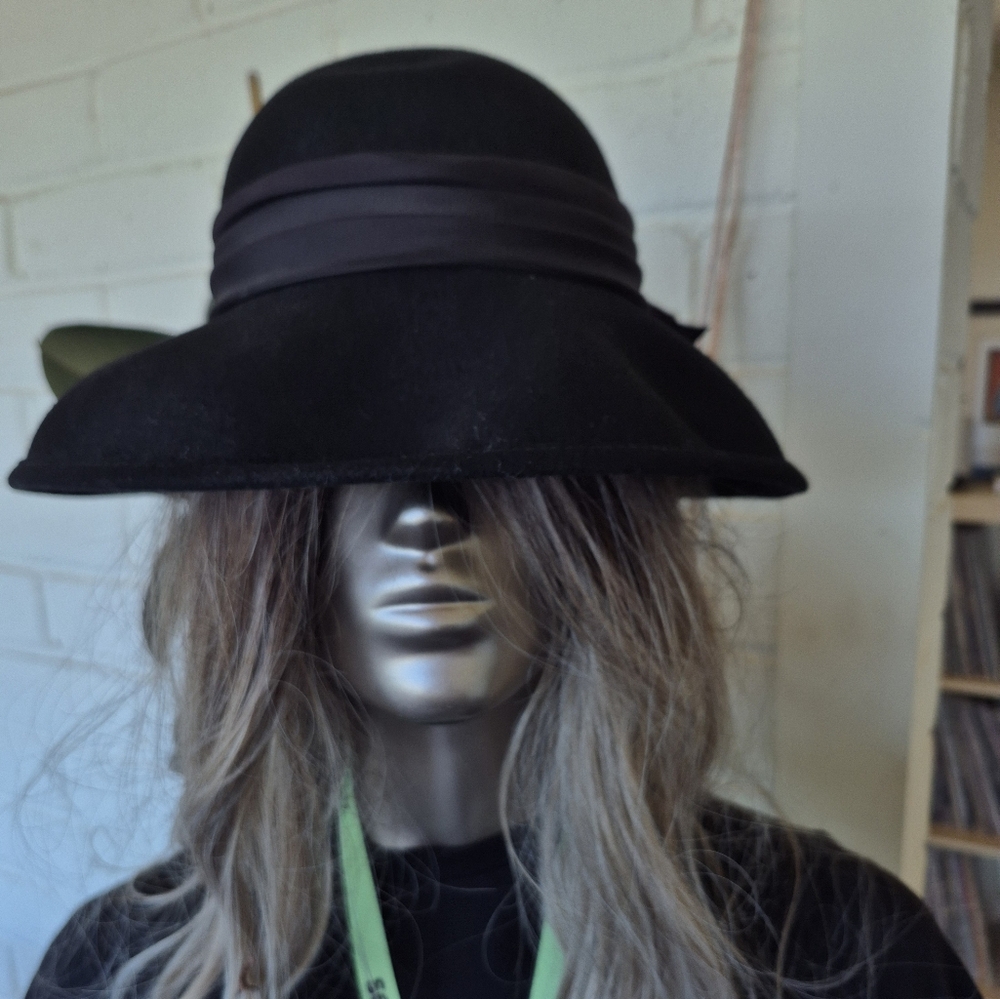 Importina Elegant Black Wide-Brim Hat